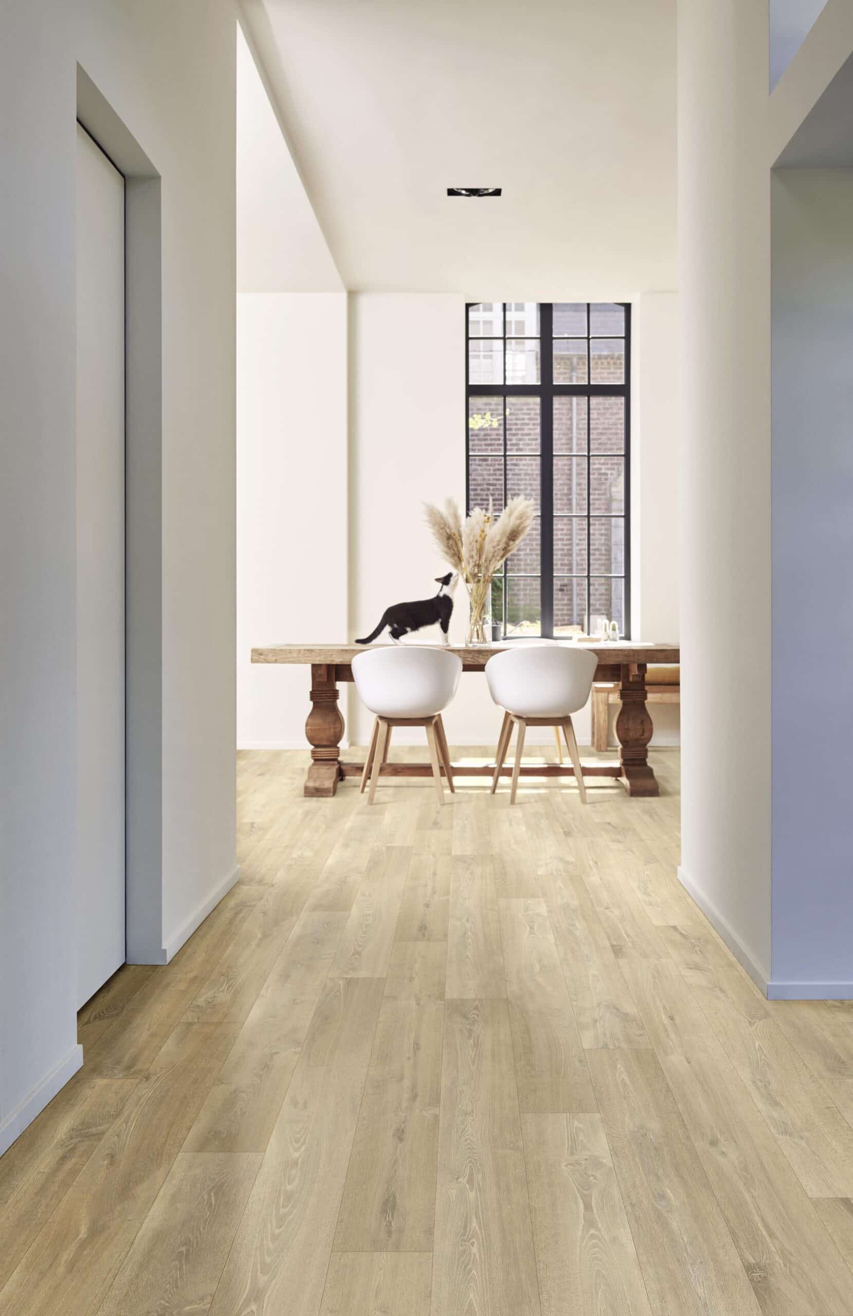Dasos Sheet Vinyl – Light Oak in a dining room